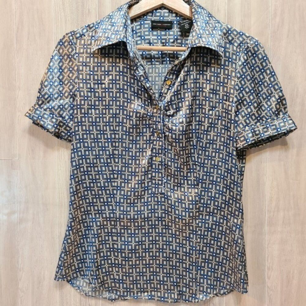New York & Company Women XS Blue Geometric Button Up Short Sleeve Stretch Blouse